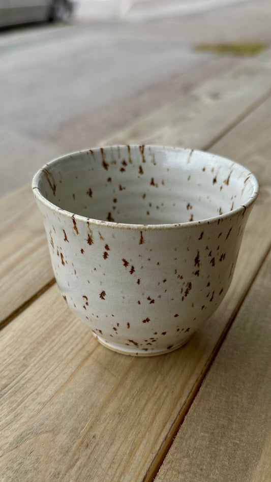 Kopp i prickig glasyr