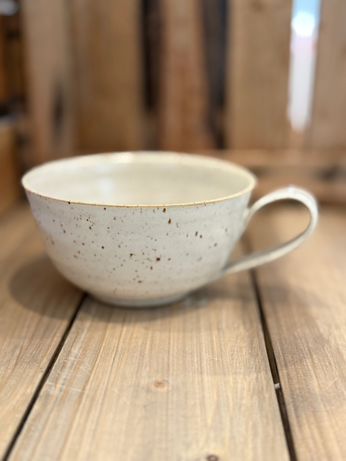 Kopp i sidenmatt vit glasyr